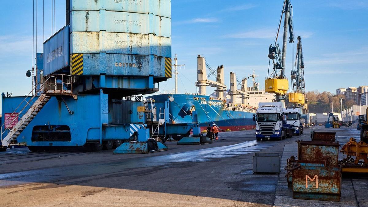Actividad exportadora en el Puerto de Pasaia.
