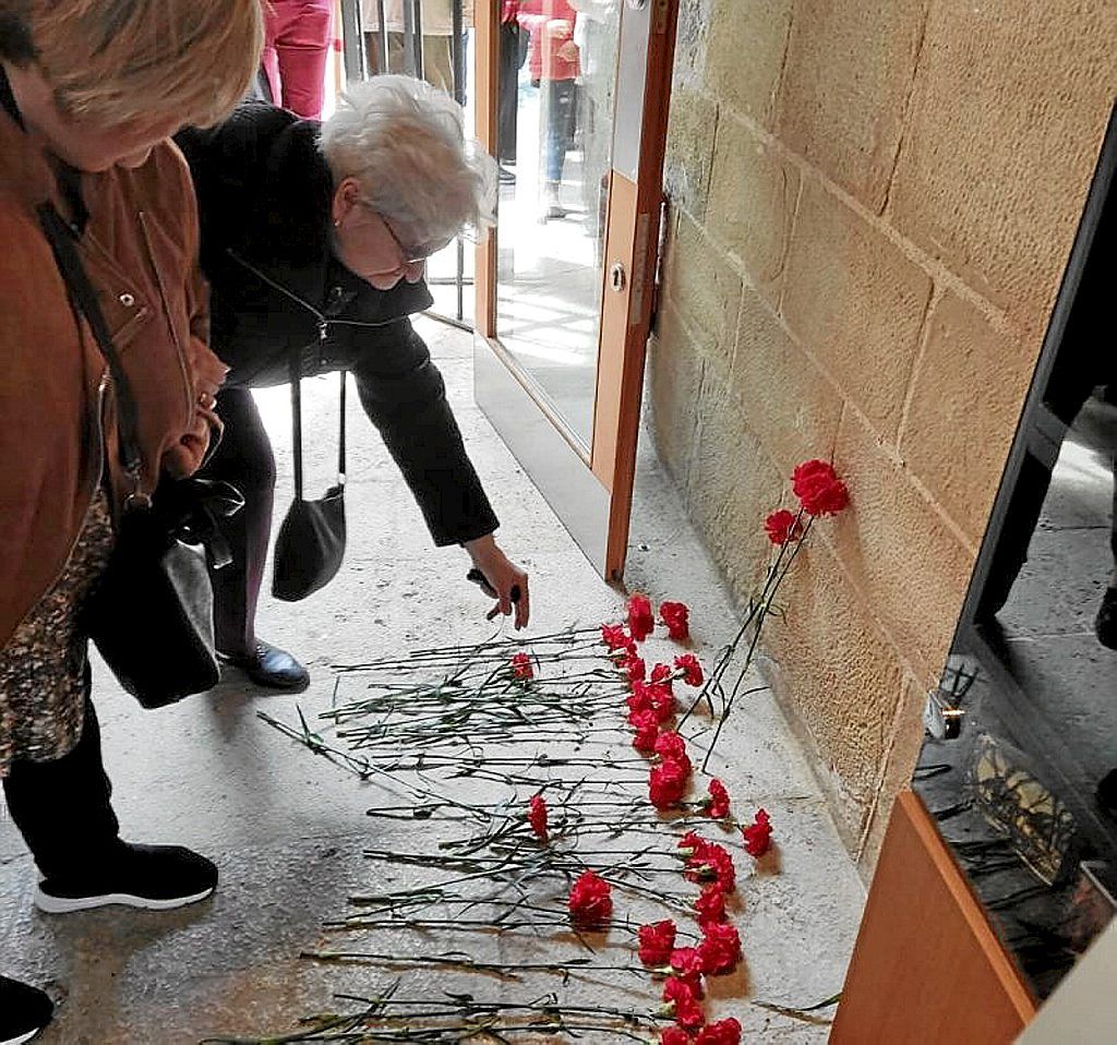Alicia Eguizabal deposita un clavel en momoria de su padre.