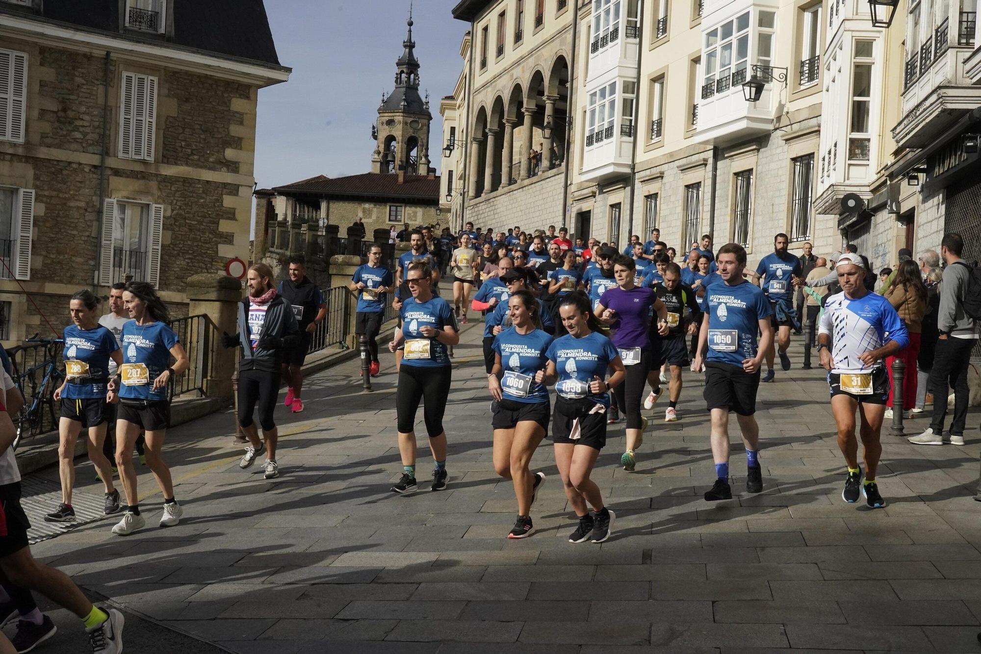 En imágenes: Miles de personas conquistan la Almendra de Gasteiz