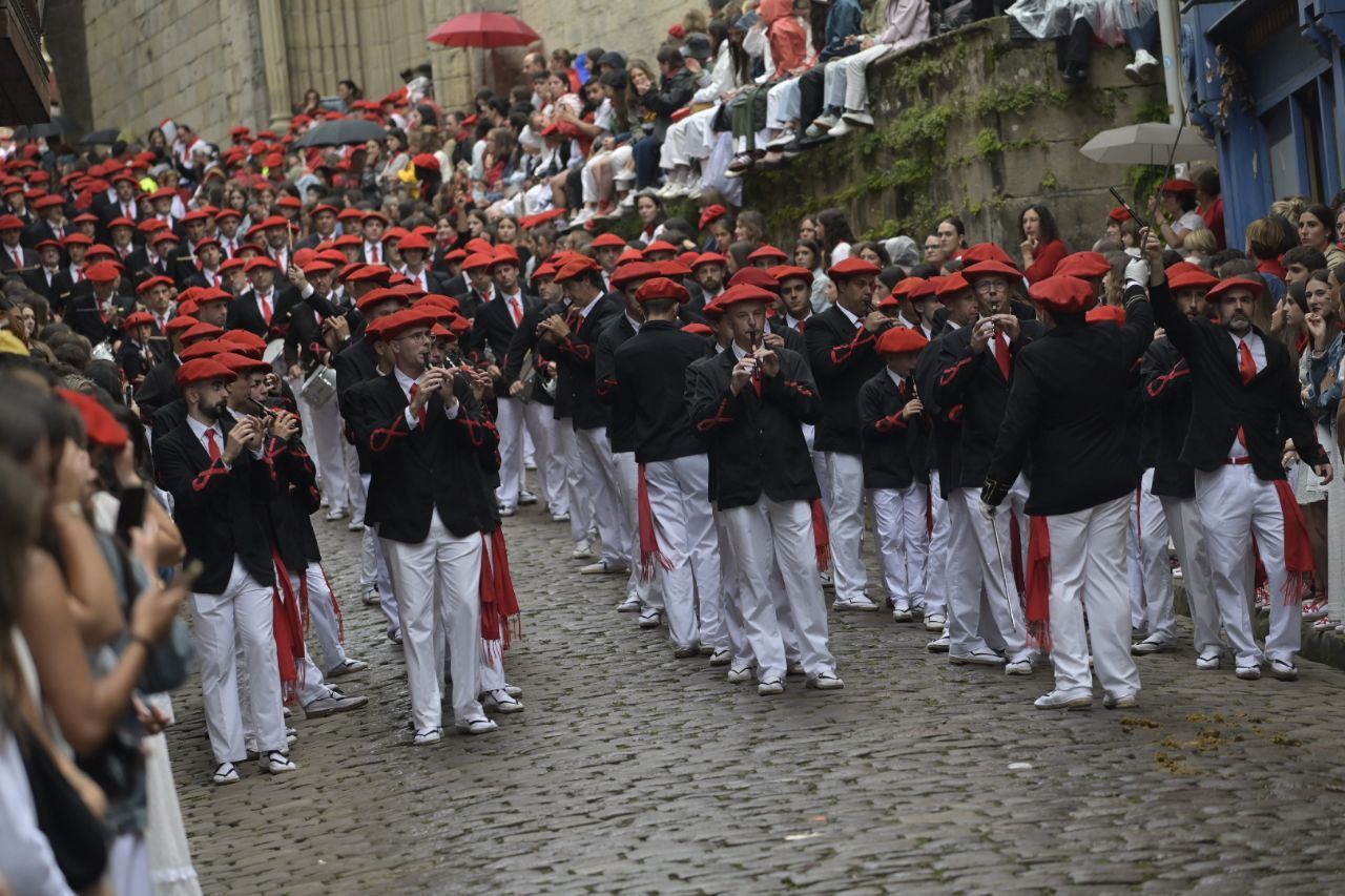 El Alarde desfila por las calles de Hondarribia