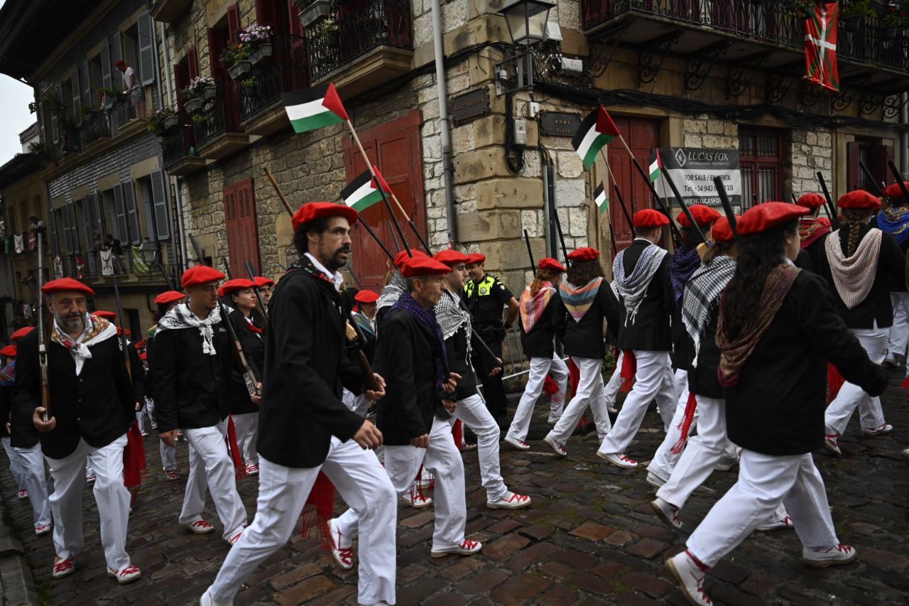 La compañía Jaizkibel desfila en Hondarribia