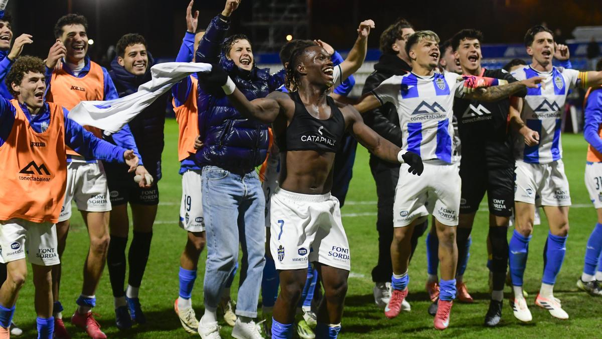 Los jugadores del Atlético Baleares celebran la victoria ante el Espanyol