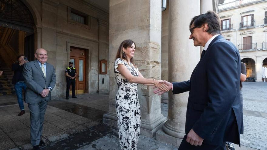 El president Salvador Illa firma en el Libro de Honor del Ayuntamiento de Vitoria-Gasteiz