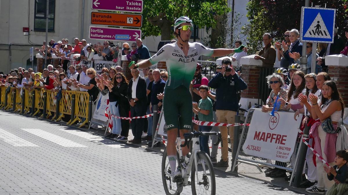 Javier Ibañez cruza en solitario la meta de Altsasu tras una gran carrera.