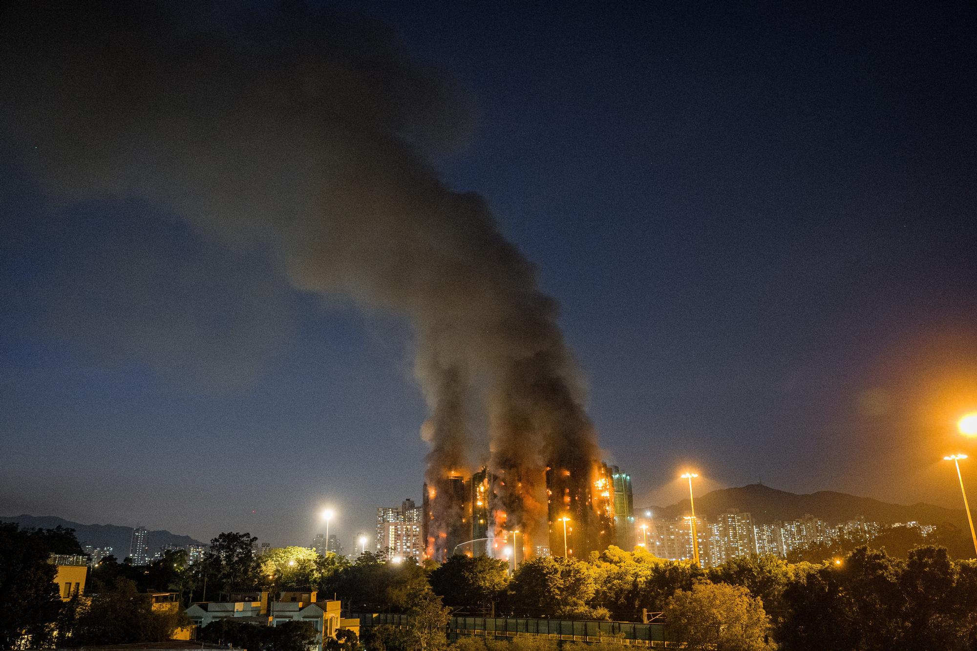 Un enorme incendio calcina un vecindario de Hong Kong