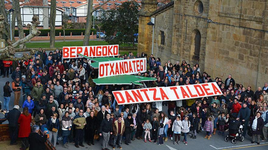 Colaboradores e integrantes del grupo posaron en una foto de familia en el Ayuntamiento.