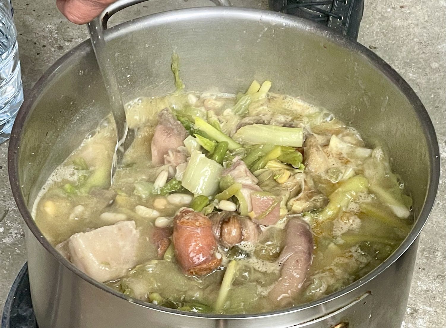 Carne, legumbre y mucha verdura en el plato lodosano.