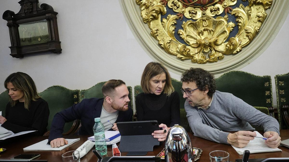 Txema Mauleón, a la derecha de la image, junto a los socialistas Medina, Sagardoy y Curiel.