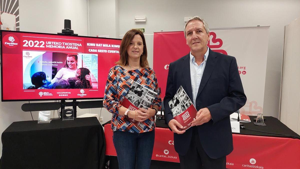 Carlos Burgos, director de Cáritas Bizkaia, y Ana Sofi Telletxea, responsable de su Observatorio Social, durante la presentación de la memoria 2022.