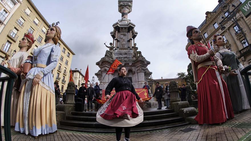Fotos del homenaje a Rosa Oteiza, la modelo de la estatua que corona el Monumento a los Fueros, durante las celebraciones del Día de Navarra.