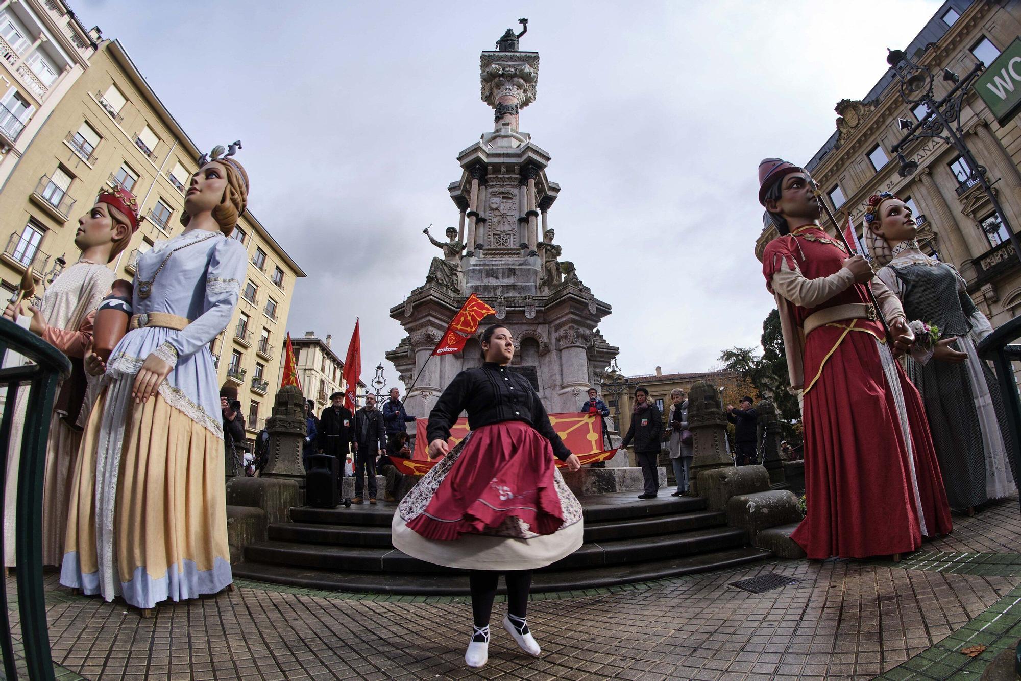 Fotos del homenaje a la estatua que corona el monumento que se erigió hace más de 100 años recordando la lucha popular en el Día de Navarra