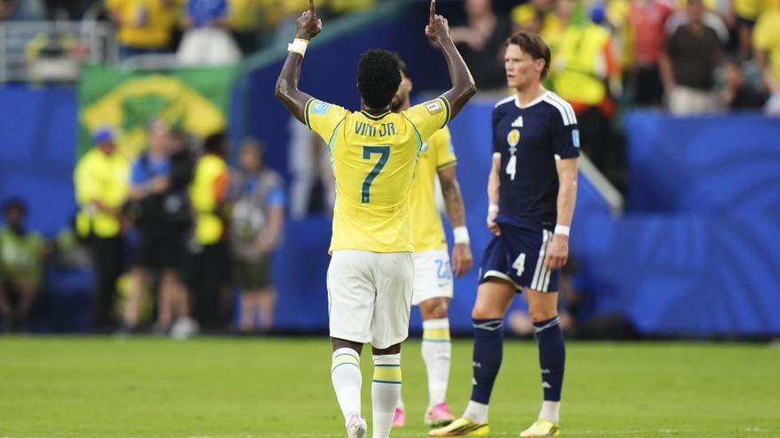 Brasil golea a Escocia al ritmo de Vinícius y vuela a dieciseisavos como líder de grupo