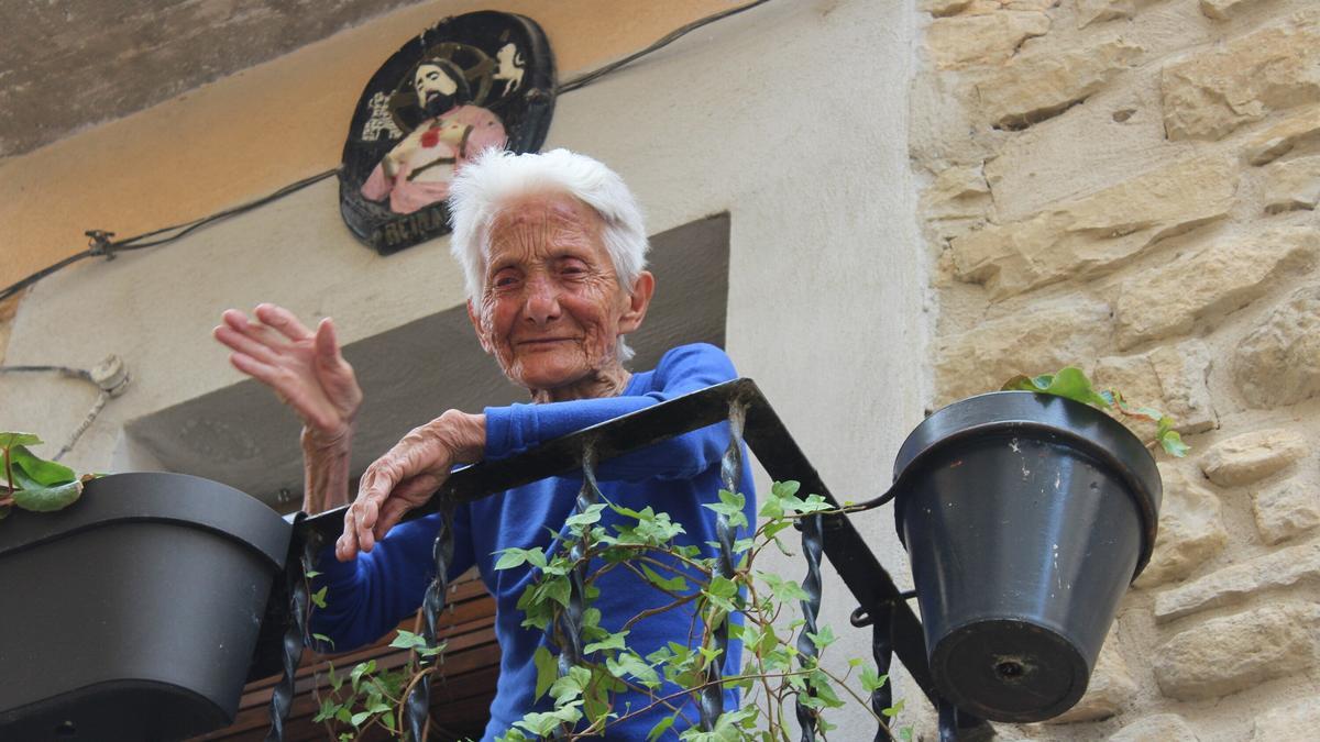 Tere Arbe saluda desde su balcón al grupo que le dedicó Txoria Txori.