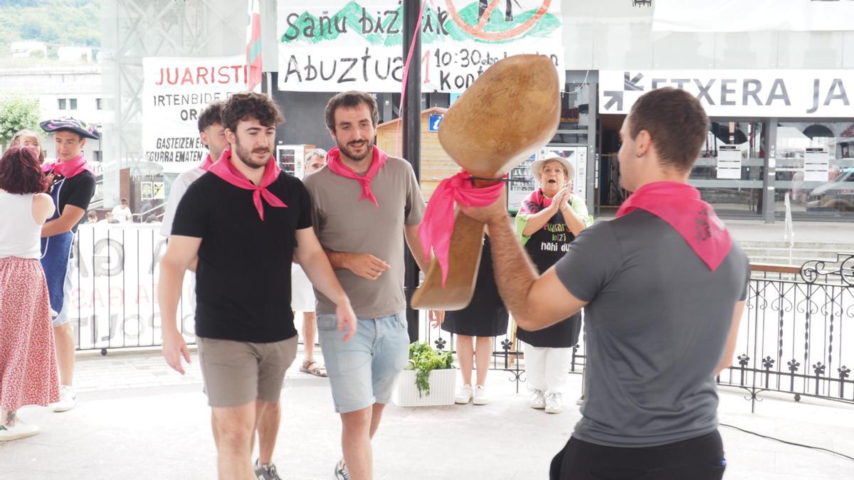 Arauntza ha obtenido la cuchada de madera como ganador del concurso en la categoría de sociedades.