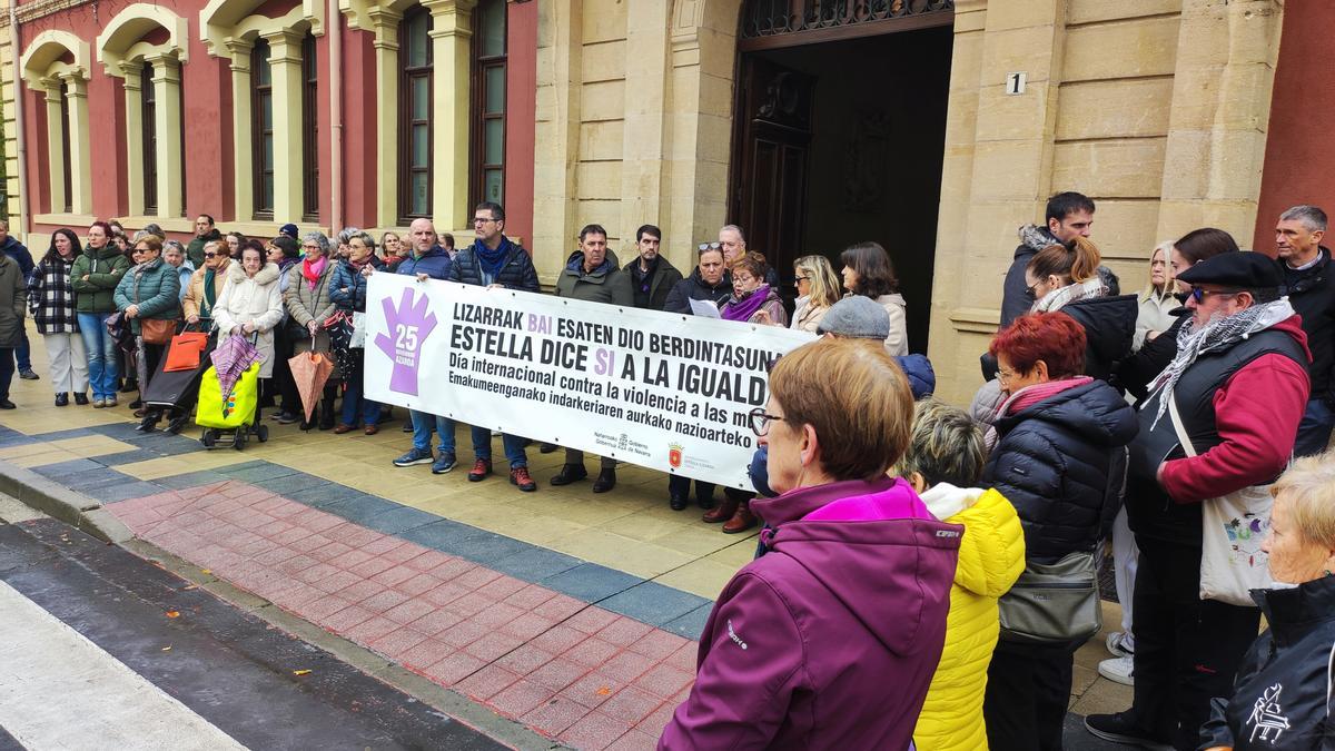 Concentración oficial por el 25 N en los bajos del ayuntamiento de Estella-Lizarra