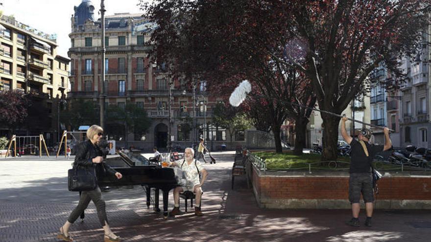 Isidoro Fernández (Iñigo), sentado en el piano de cola y junto a sus peces, ayer durante la escena que se grabó en la plaza de San Francisco.