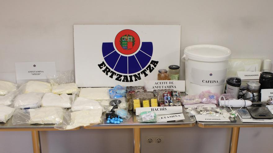 Va a la lonja de Barakaldo en la que almacena la droga que vende, ve a la Ertzaintza y se da a la fuga