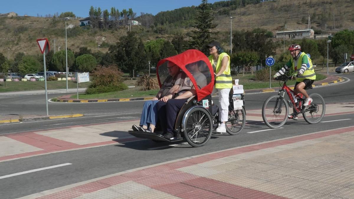 Más de 130 personas mayores y con discapacidad recorren Pamplona en triciclo gracias a los paseos terapéuticos organizados por el Ayuntamiento este año.