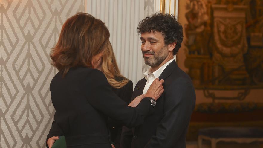 Rodrigo Sorogoyen recibe la Orden de las Artes y las Letras del Gobierno francés