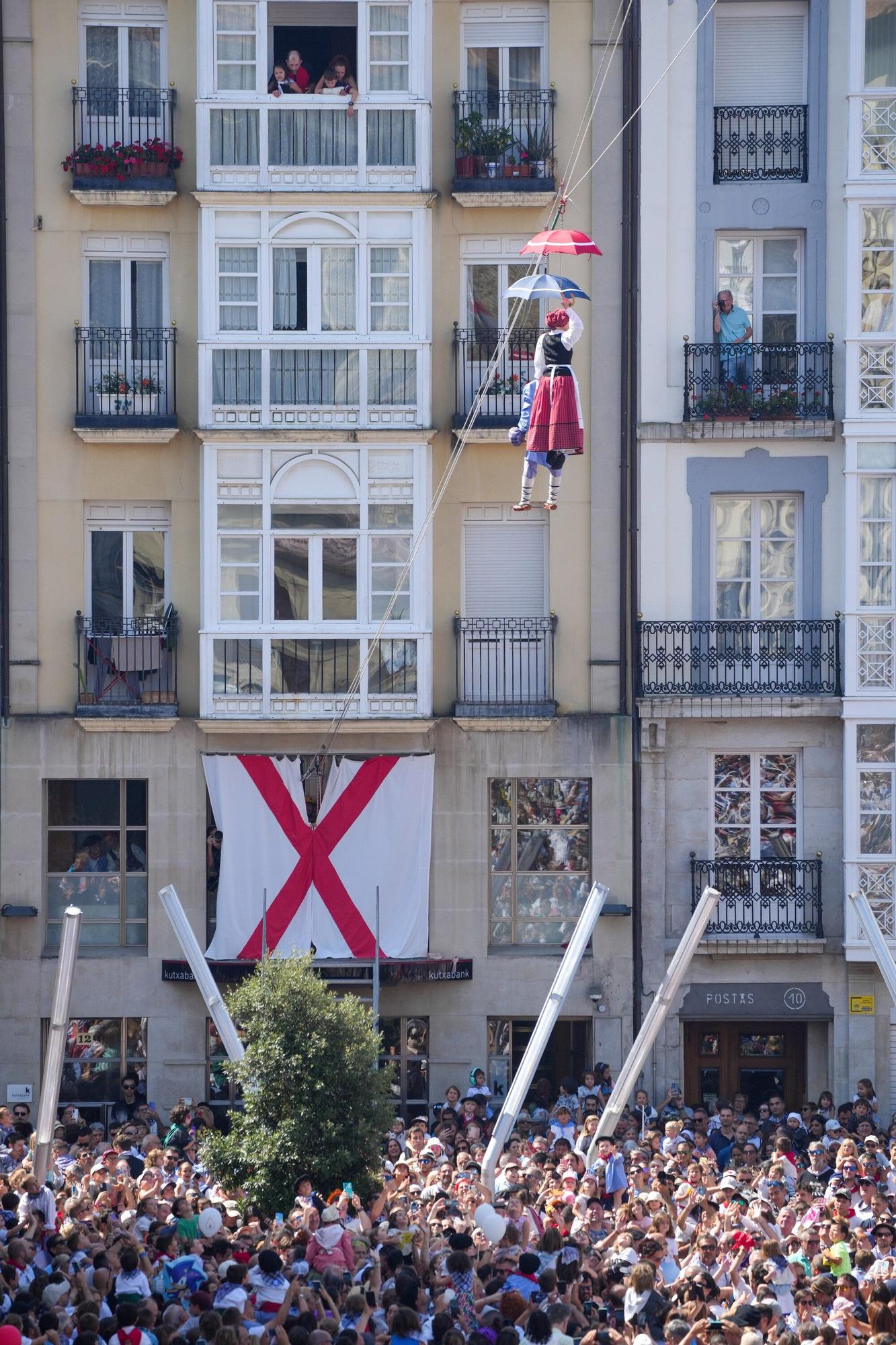 En imágenes: Edurne y Celedón Txiki abarrotan un año más la plaza de la Virgen Blanca