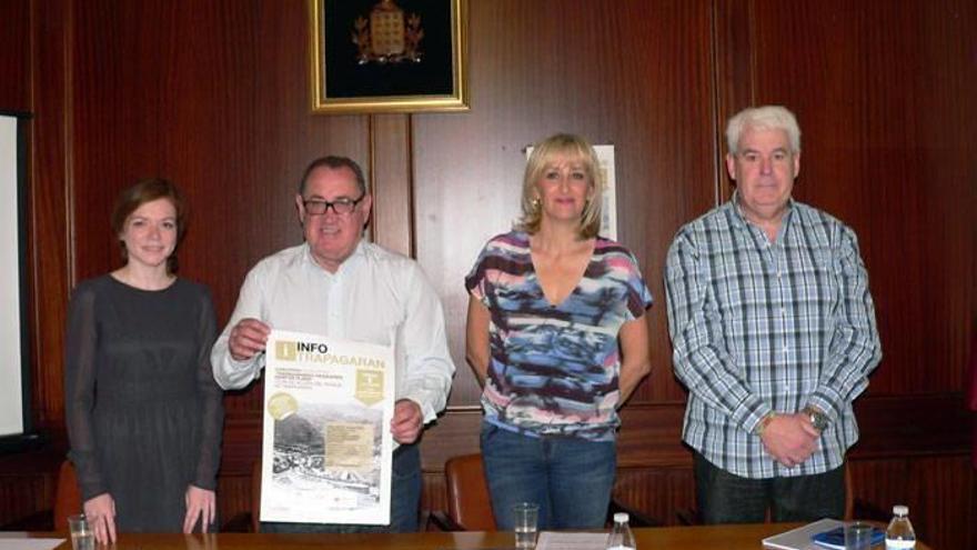 La concejala de Vivienda y el alcalde de Trapagaran acompañados por representantes de la UPV.Foto: Trapagarango Udala