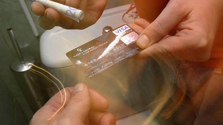 Joven a punto de consumir una raya de cocaína en el baño de un bar