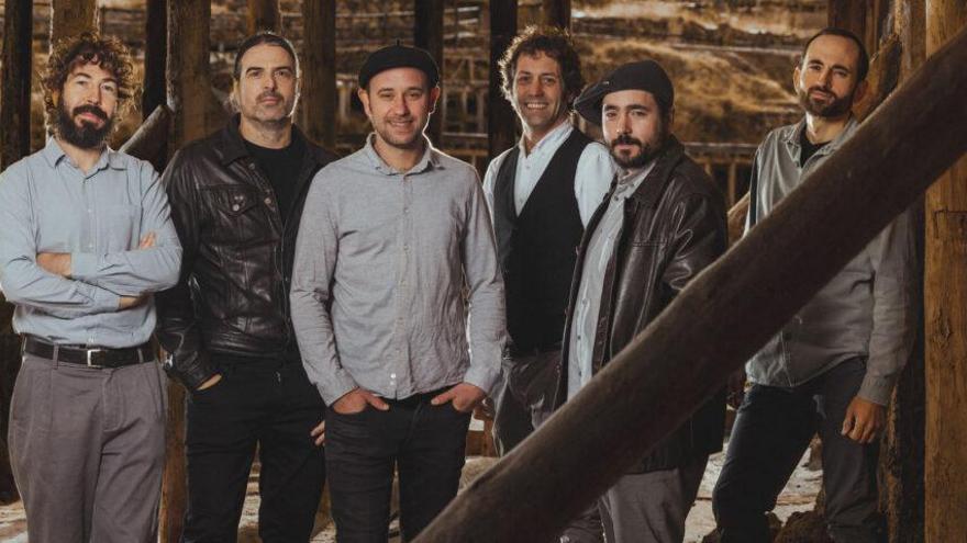 La plaza de la Virgen de la O acoge este jueves el concierto del grupo de swing Erromintxelak