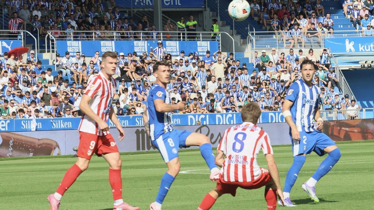 Facundo Garcés, convocado con Malasia en este parón de selecciones, contempla con atención un pase de Antonio Blanco durante el partido del Alavés frente al Atlético.