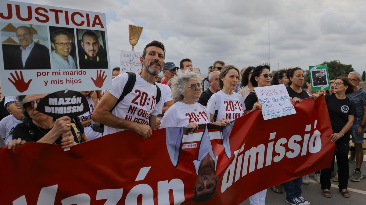 La úndécima manifestación contra el presidente de la Generalitat, Carlos Mazón, por su gestión de la dana a su paso por la ciudad de València