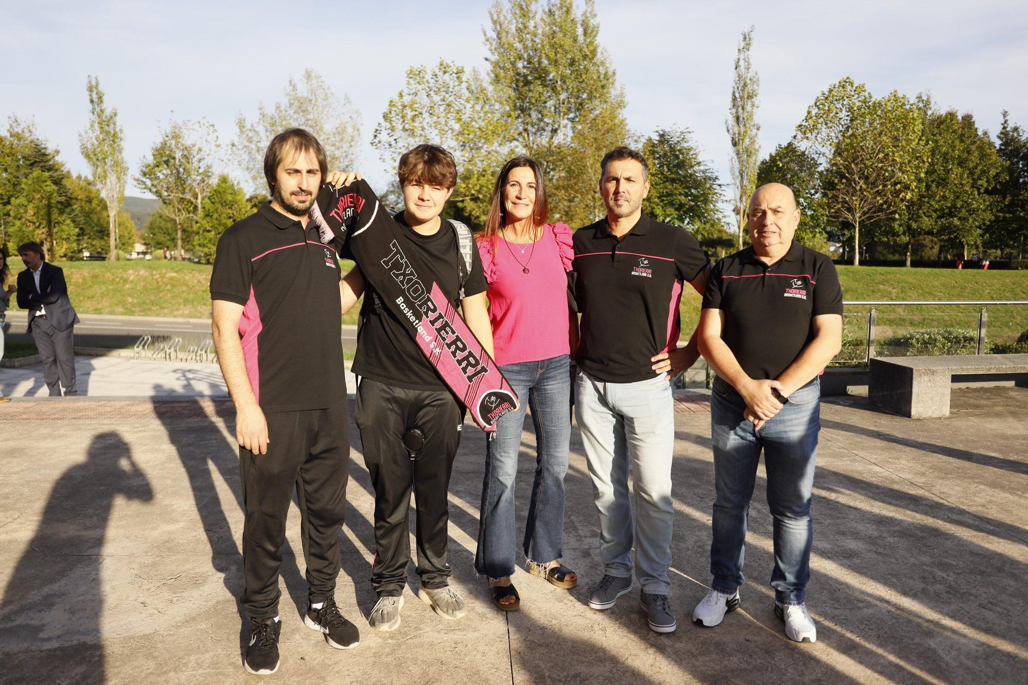 La presidenta de Txorierri Basketland, Itxaso Atela -en el centro de la imagen- encabezó la delegación del club.