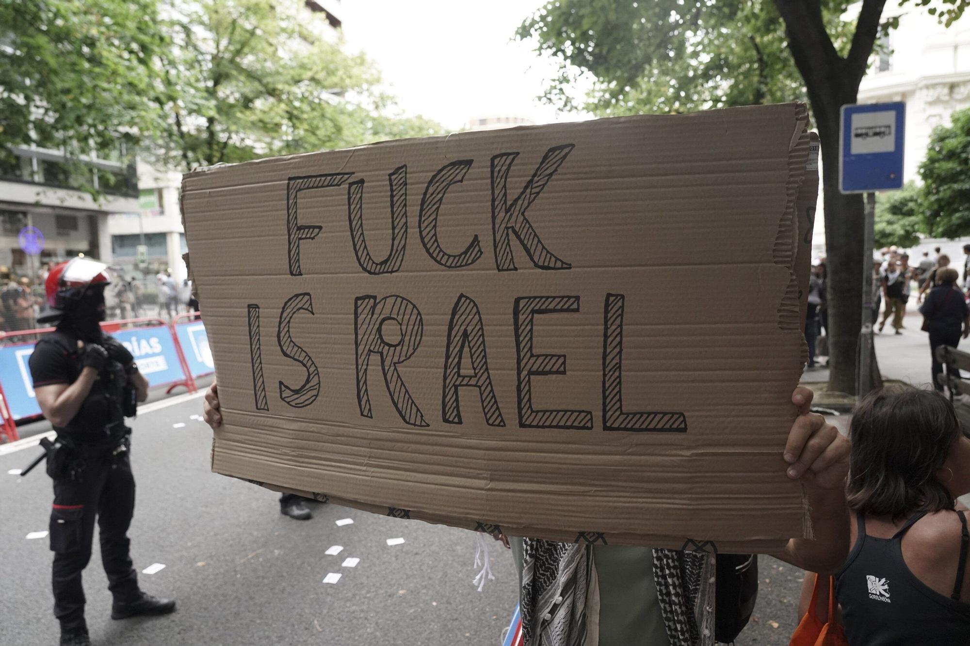 En imágenes: protesta contra el Israel al paso de la La Vuelta por Bilbao