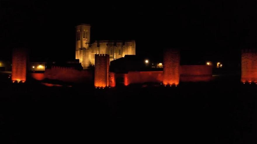 El Cerco de Artajona se ilumina en el aniversario de la muerte de David Beriain