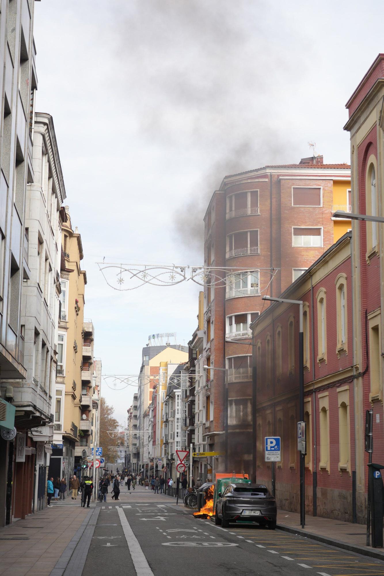 En imágenes: Arde un contenedor en Fueros a plena luz del día