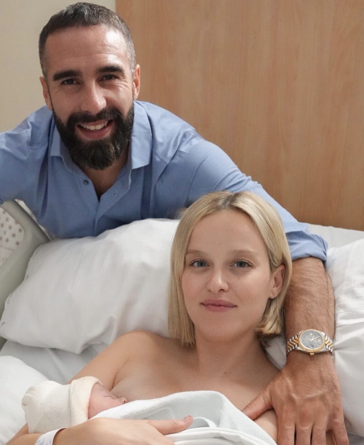 Dani Carvajal, jugador Del Real Madrid, y Daphne Cañizares daban la bienvenida a Mauro el pasado 7 de julio.