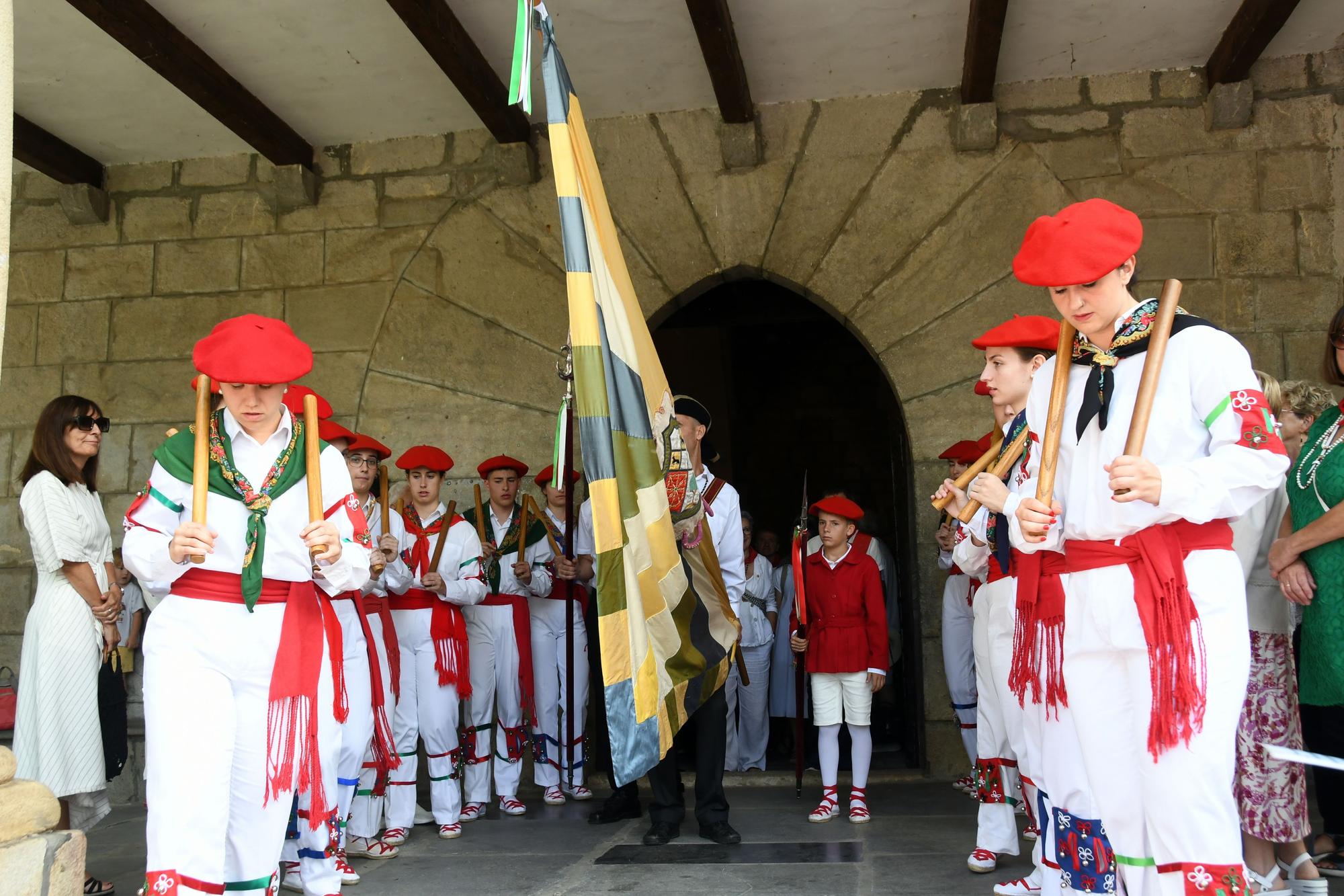 Bera celebra su día grande a ritmo de dantzas