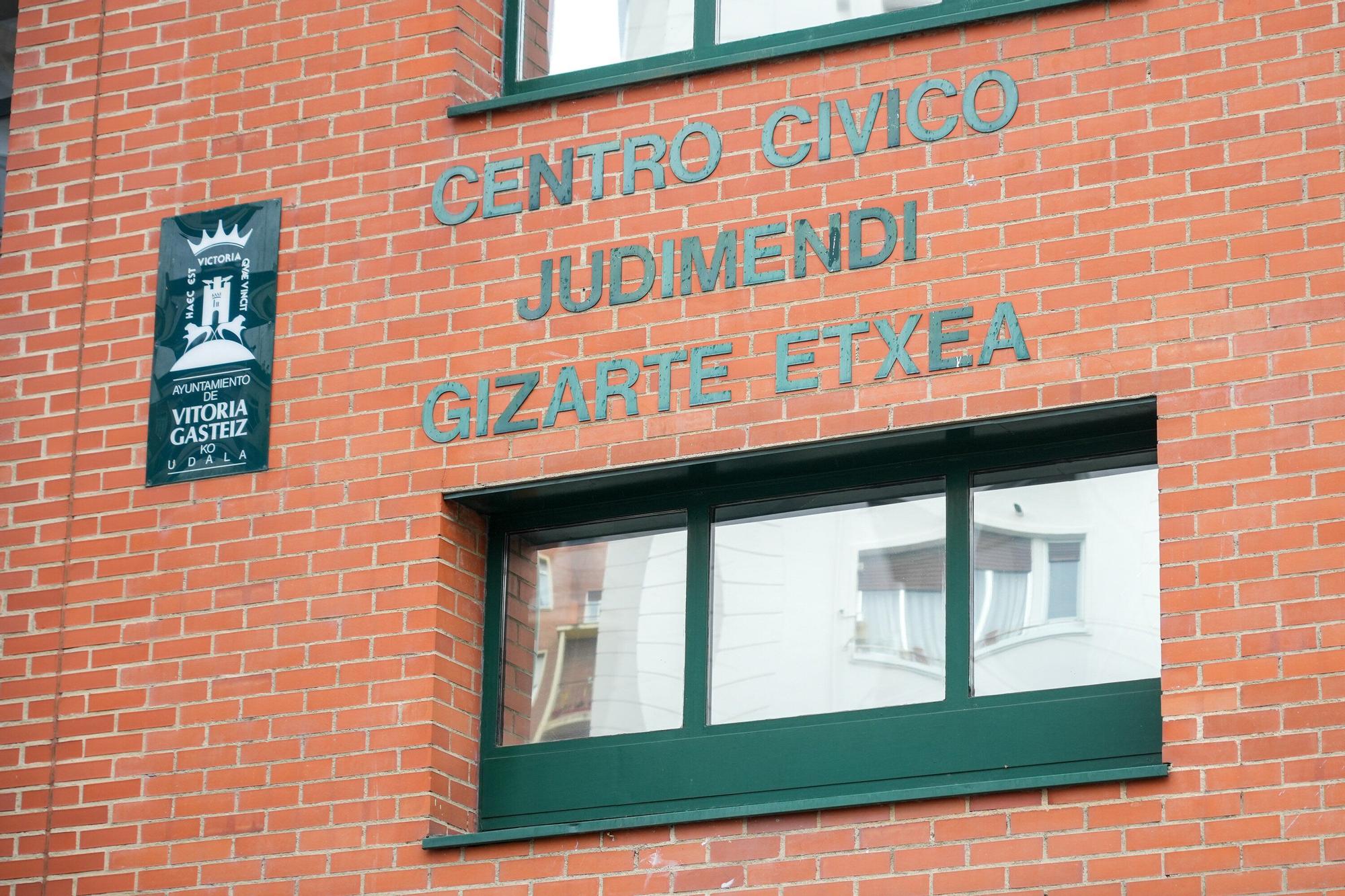 En imágenes: Vecinos y comerciantes de Judimendi opinan sobre el cierre temporal del centro cívico