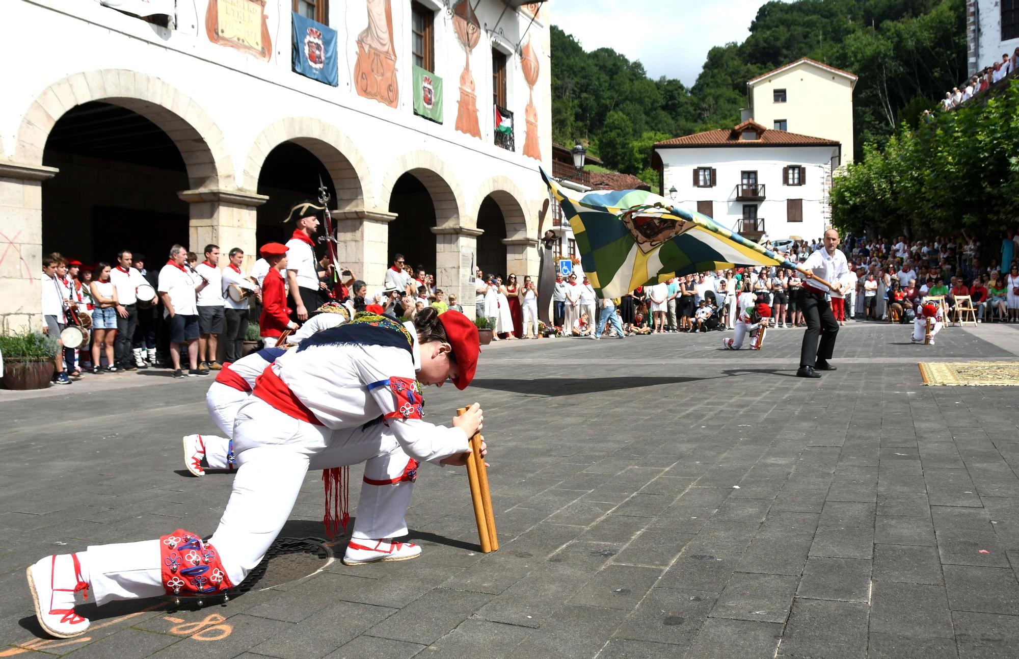 Bera celebra su día grande a ritmo de dantzas