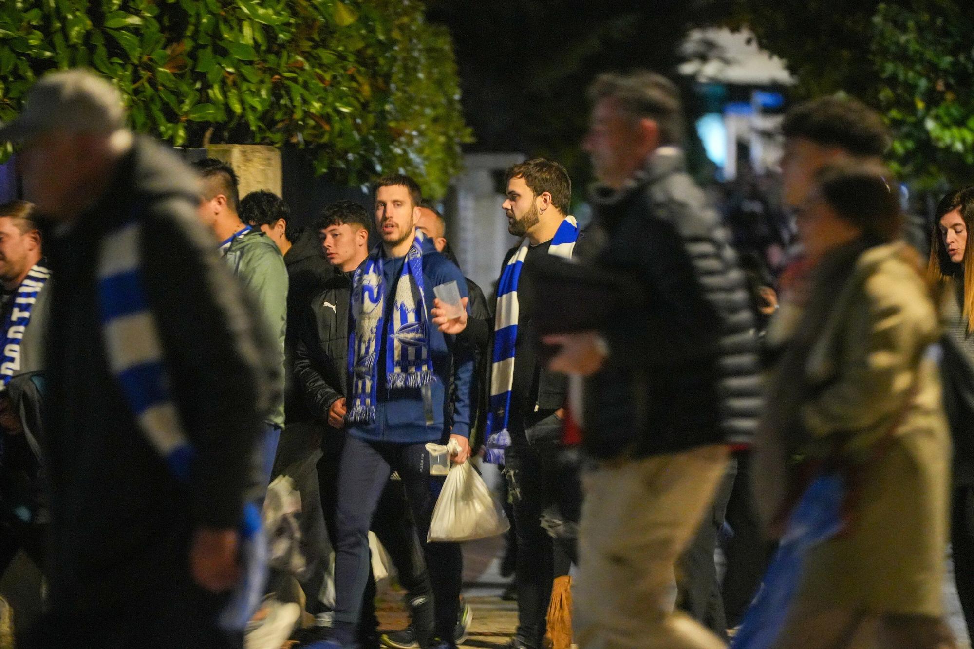 En imágenes: La afición del Alavés arropa al equipo en el duelo contra el Valladolid