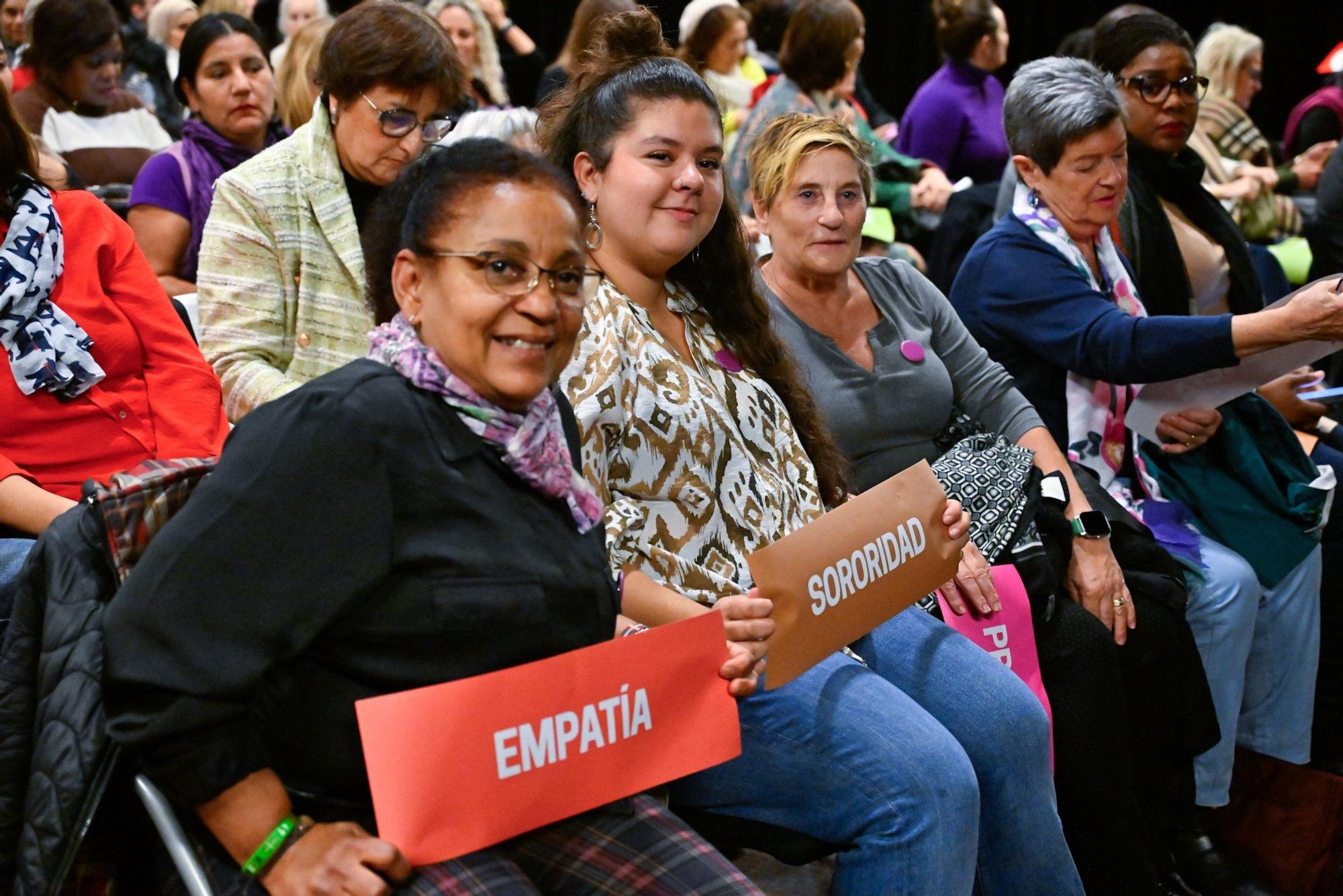 En imágenes: El Ayuntamiento de Bilbao conmemora el 25N con un acto simbólico en el Teatro Campos Elíseos