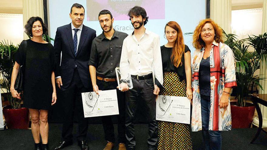 Arantza Lauzirika, decana de la Facultad de Bellas Artes; Alberto Gutiérrez, Jorge Amaya; Josu Ezquerro, ganador del certamen, Amaia Legarreta y Nekane Alonso. Fotos: José Mari Martínez