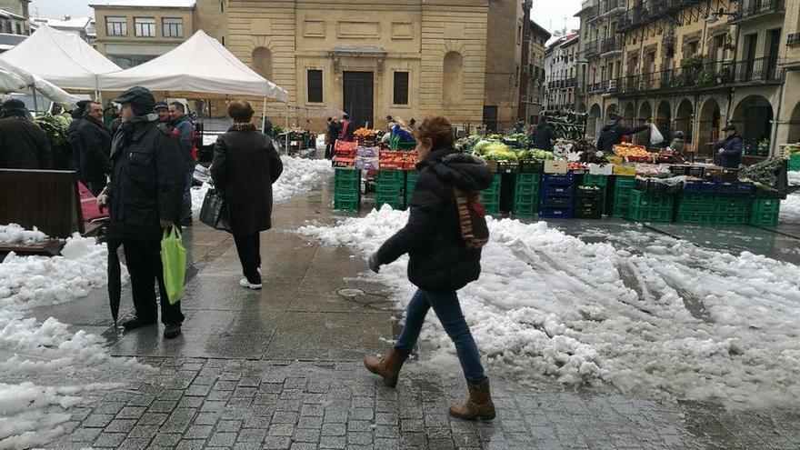 Los puestos del mercado de Estella, rodeados por la nieve.
