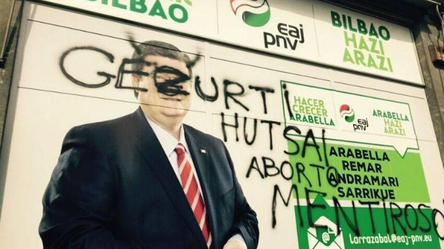 Desconocidos realizan pintadas con insultos &quot;inaceptables&quot; a Juan Mari Aburto en una oficina electoral de Bilbao