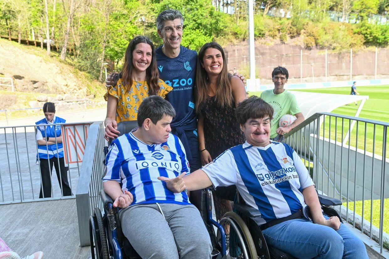 La Real se entrena junto a su afición en Zubieta.