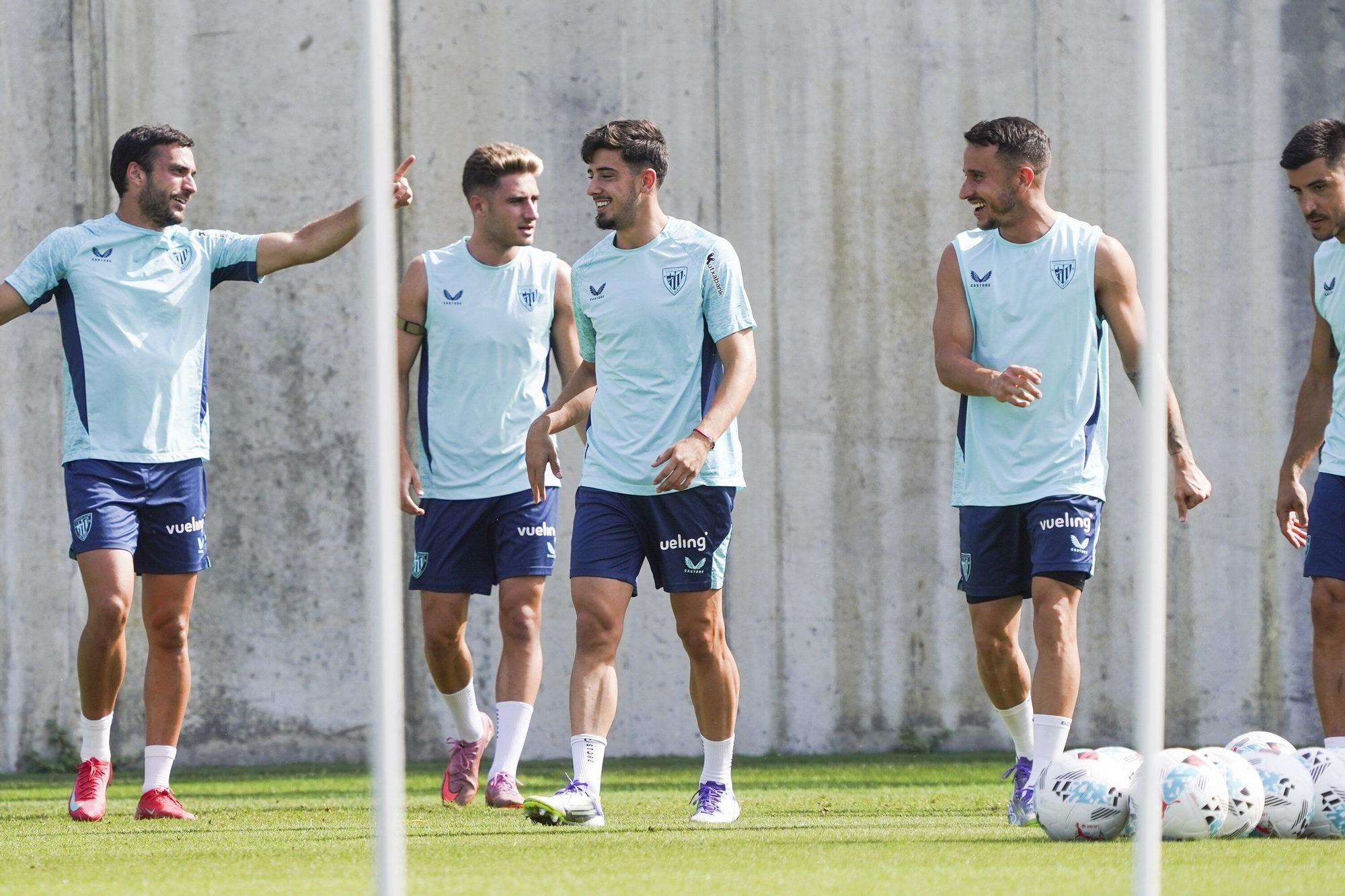 En imágenes: el Athletic entrena con Paredes y sin Adu Ares
