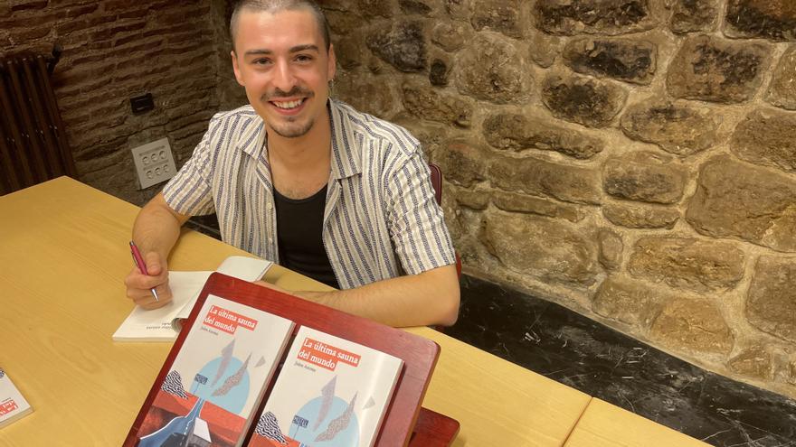El escritor estellés Julen Azcona presenta 'La última sauna del mundo', su segunda novela