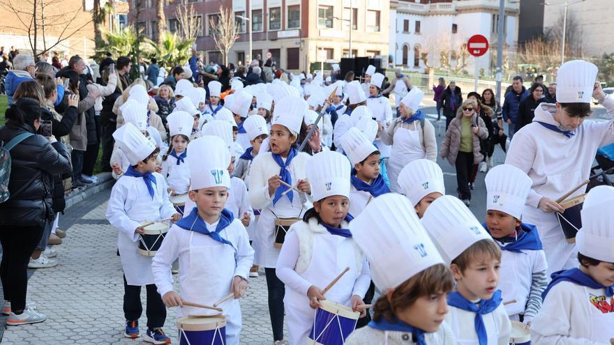 Los alumnos de Zuhaizti Ikastola ponen la música en Donostia a ritmo de tambor