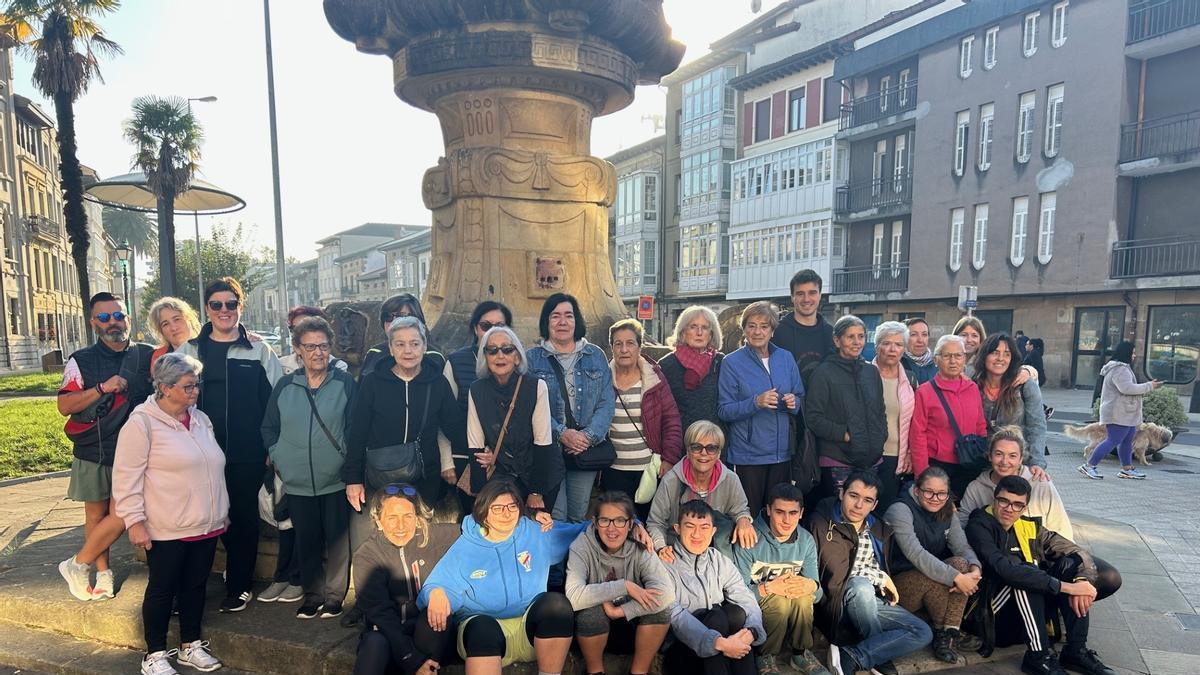 Participantes en la primera salida de los pasos saludables.