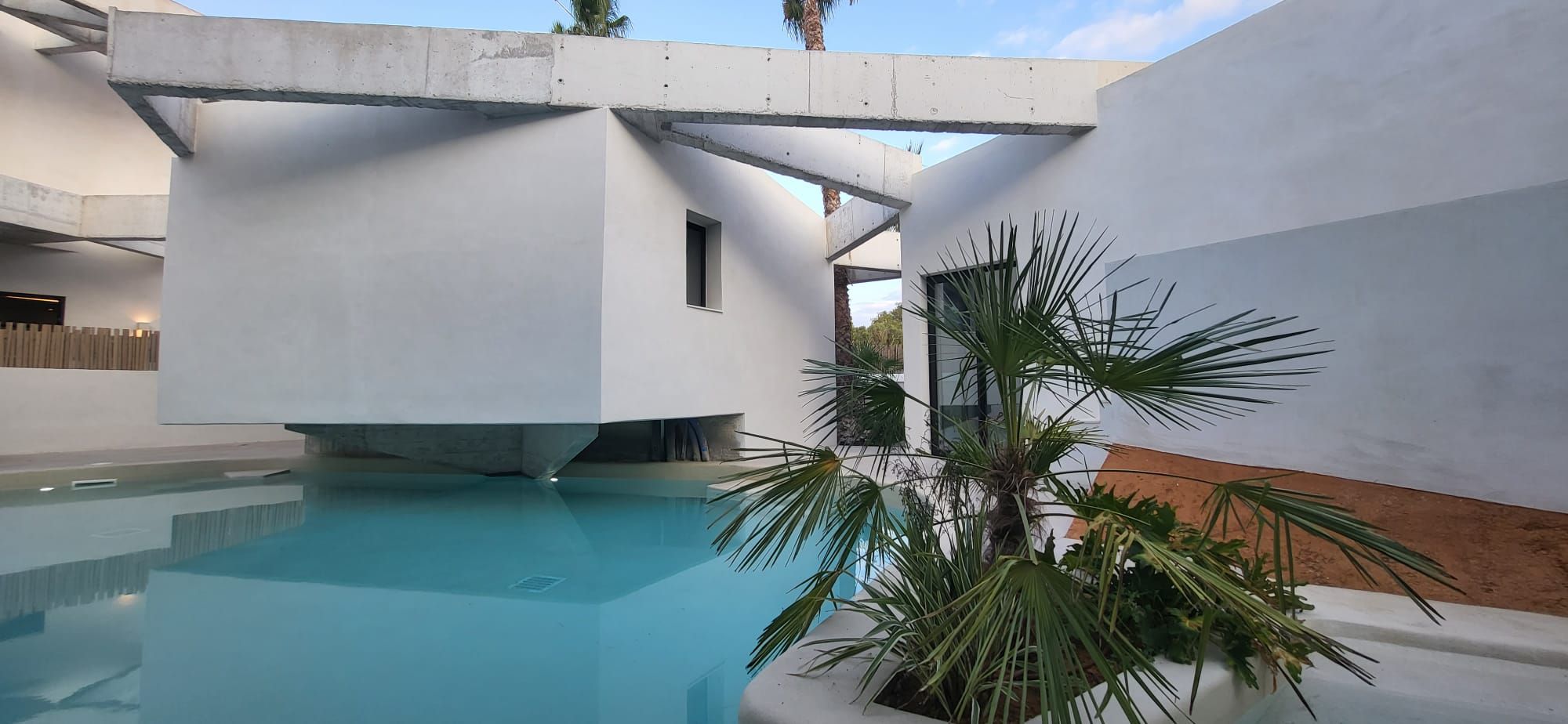 Lo rompedora piscina Mediterranean Sea, diseñada por una constructora donostiarra, para un hotel en Menorca