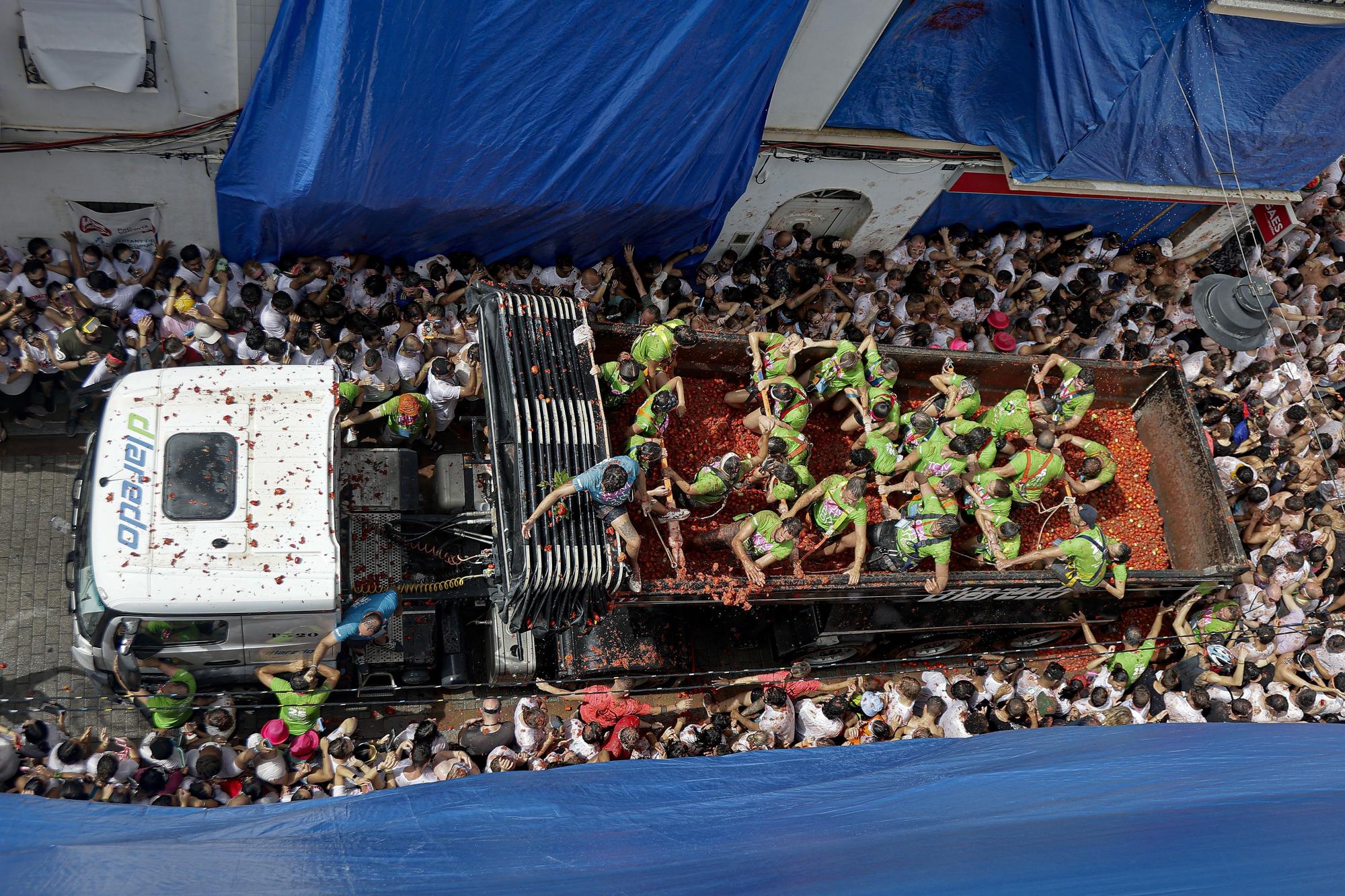 La Tomatina vuelve a teñir de rojo las calles de Buñol