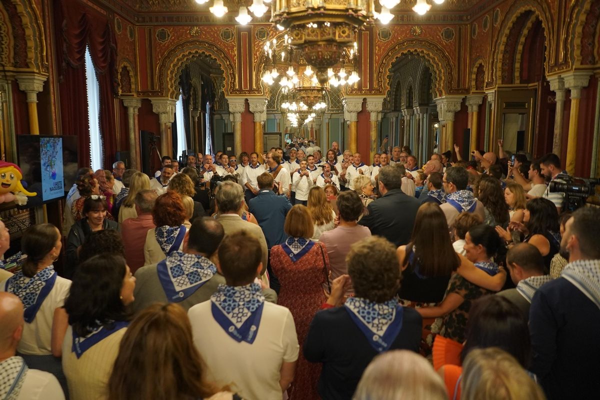 Recepción a la sociedad bilbaina en el Ayuntamiento de Bilbao